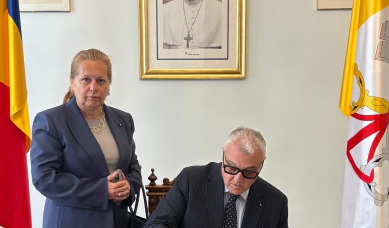 Ambasadorul Ordinului de Malta în România semnează cartea de condoleanțe pentru Papa Francisc