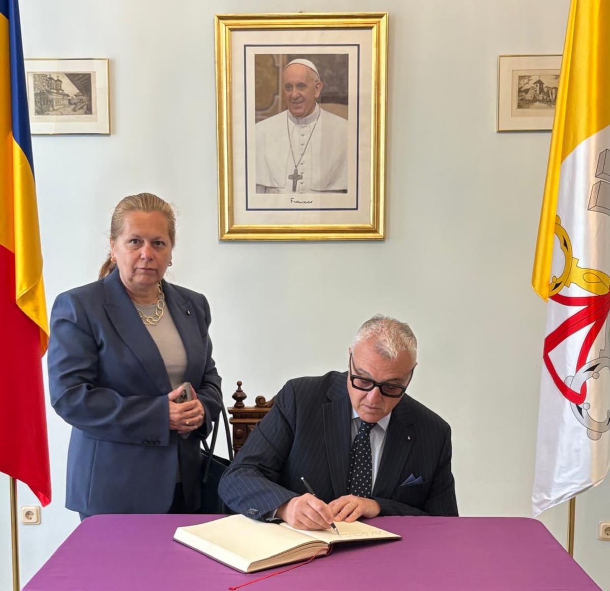 Ambasadorul Ordinului de Malta în România semnează cartea de condoleanțe pentru Papa Francisc