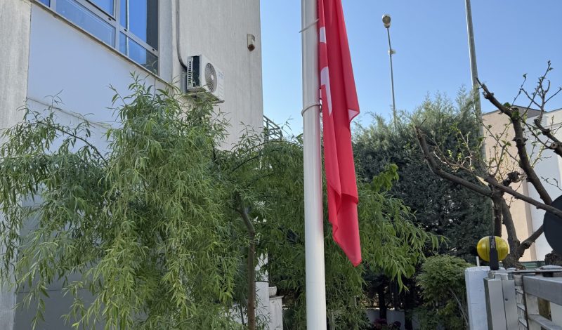 Steagurile ambasadei coborâte în bernă în semn de doliu pentru Papa Francisc