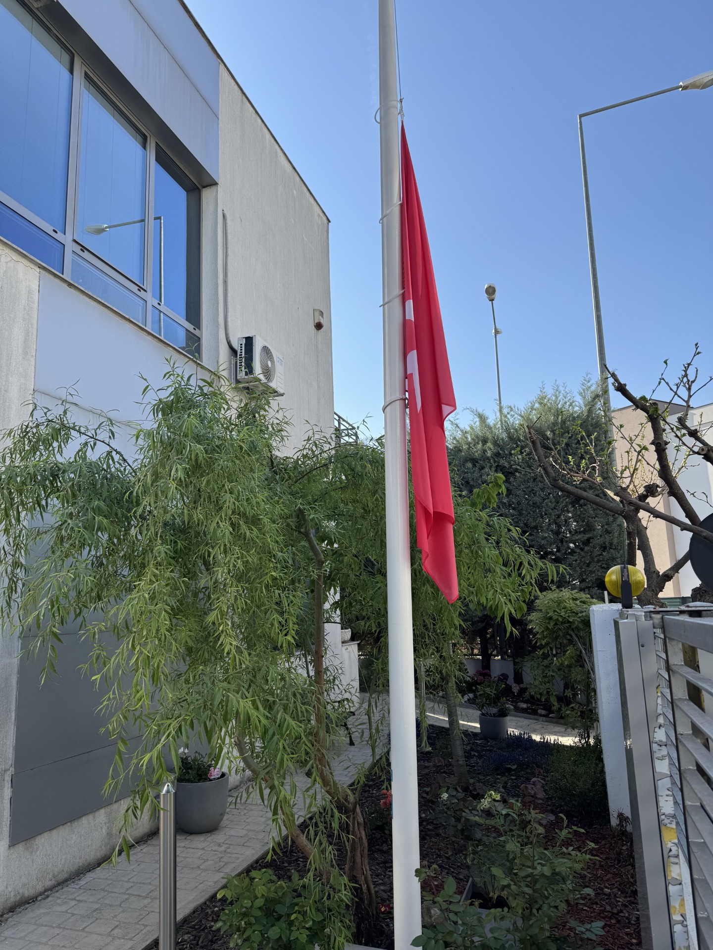 Steagurile ambasadei coborâte în bernă în semn de doliu pentru Papa Francisc